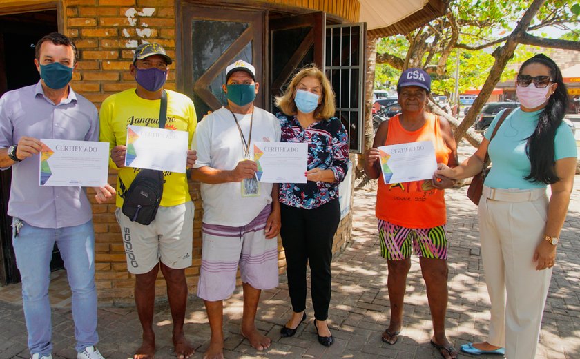 Secretaria de Turismo entrega 150 certificados de capacitação a jangadeiros