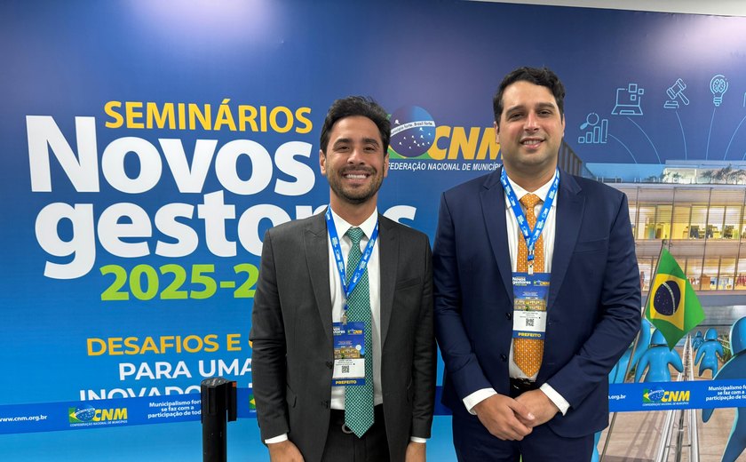 Prefeito de Santana do Mundaú e prefeito eleito participam de evento em Brasília