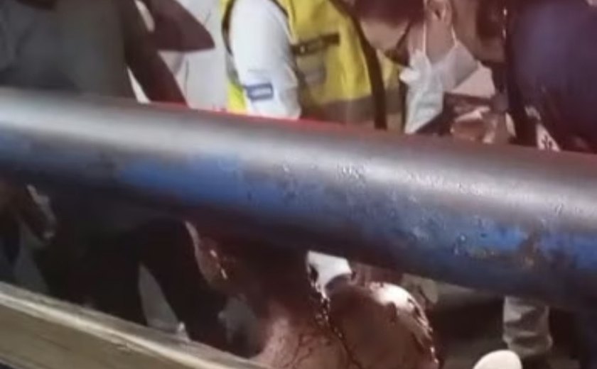 Homem é esfaqueado e tem corpo dilacerado em frente a supermercado em Maceió