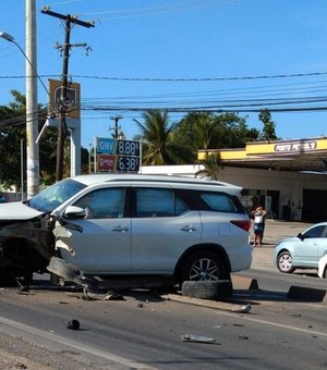 Acidente na Via Expressa deixa duas pessoas feridas