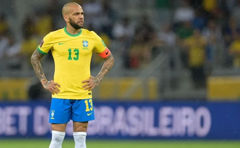 Câmeras de segurança desmentem a versão do jogador Daniel Alves; ele está preso por agressão sexual