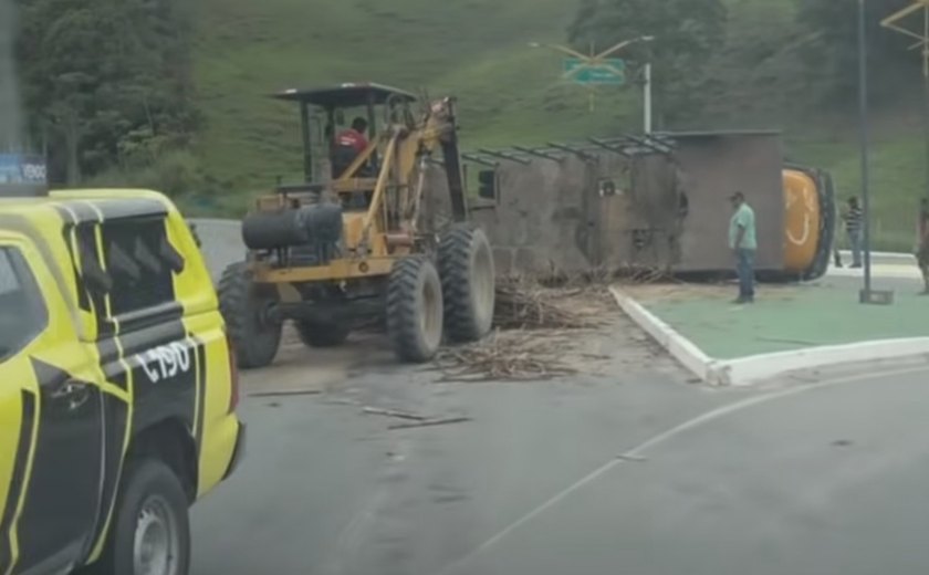 Caminhão carregado de cana tomba em trevo no interior de Alagoas