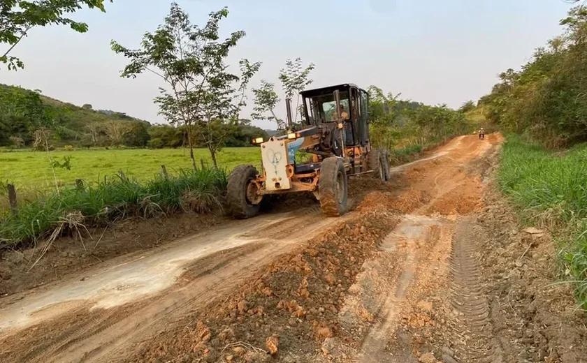 Prefeitura de Santana do Mundaú segue com trabalho permanente de recuperação de estradas