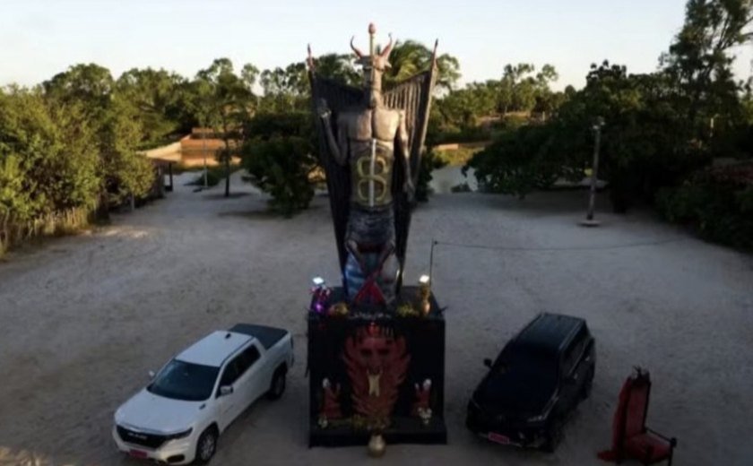 Estátua de 11 metros do Diabo é erguida em templo no Ceará