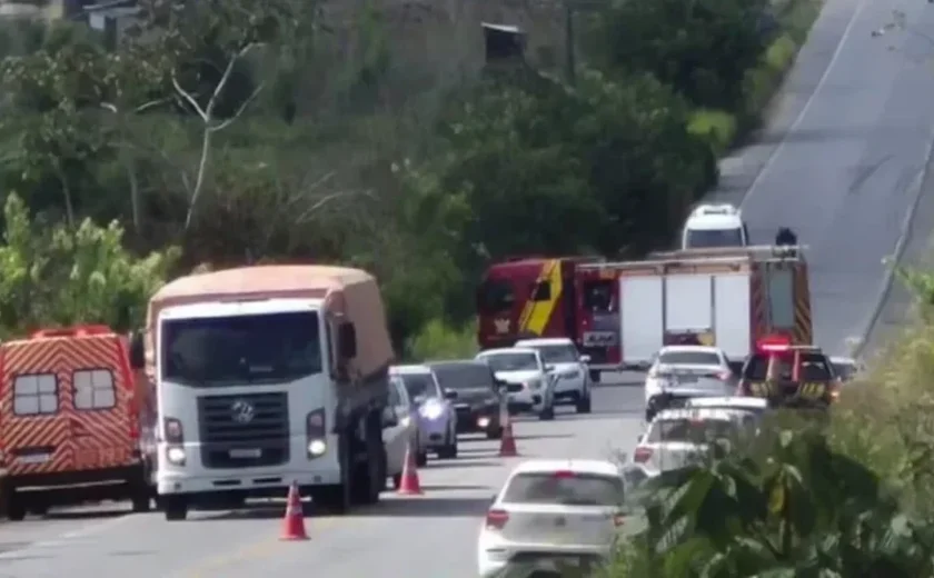 Após sair de plantão, enfermeira do Hospital Regional da Mata capota carro na BR-104