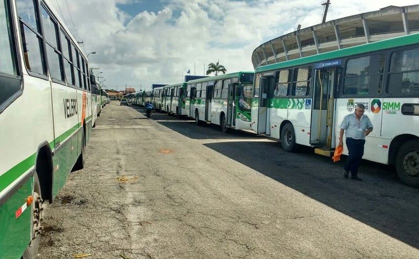 Com salários atrasados, funcionários da Veleiro fazem paralisação e ônibus ficam sem circular