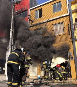 Um dia depois, Corpo de Bombeiros controla incêndio em depósito de pneus no Centro