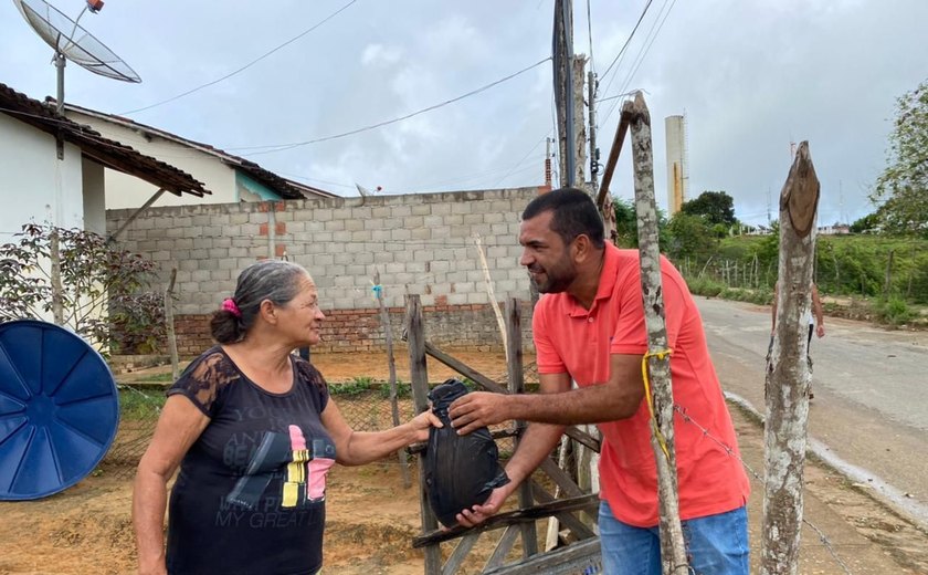 Vereador Nego das Brenhas realiza entrega de peixes em Santana do Mundaú