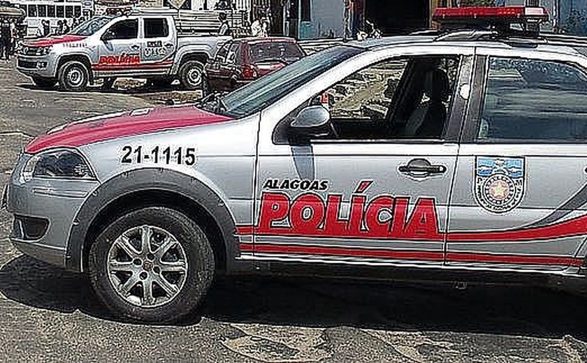 Padrasto usa cabo de rodo para agredir a enteada em Rio Largo; homem é preso