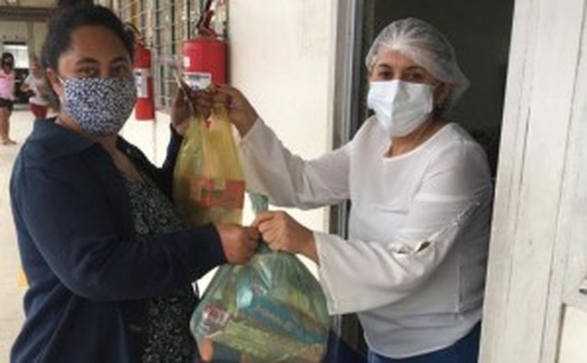 Secretária de Educação de Santana do Mundaú entrega 1220 kits de gêneros alimentícios para alunos da Escola Pequeno Príncipe