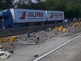 Caminhão carregado de cerveja tomba e bloqueia BR-101 em Alagoas