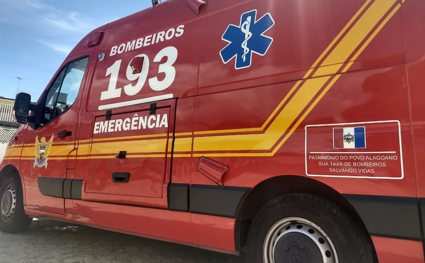 Motorista fica preso às ferragens após carreta tombar no BR-101