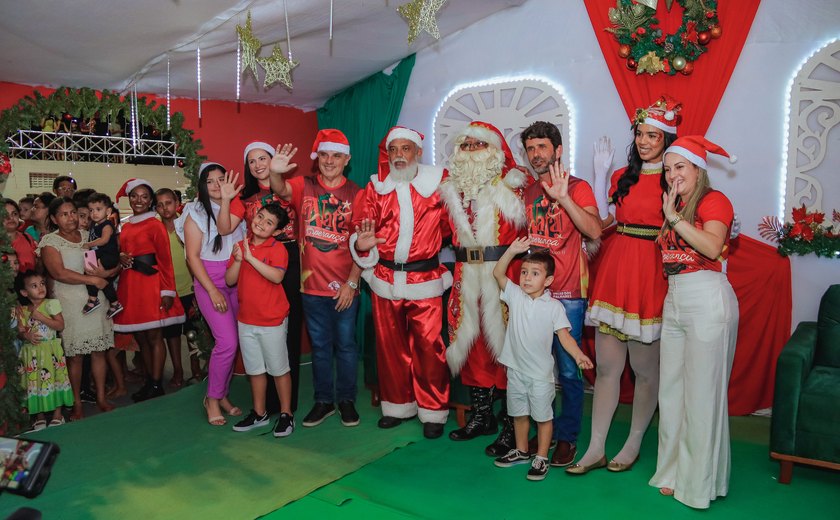 Desfile e chegada do Papai Noel marcam abertura do Natal, em União dos Palmares