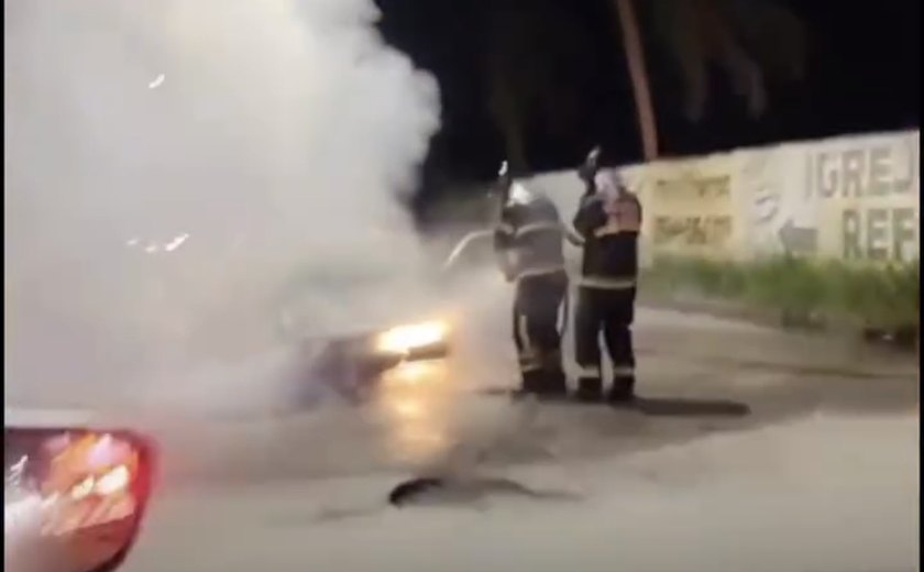 Incêndio destrói caminhonete no bairro da Forene, em Maceió