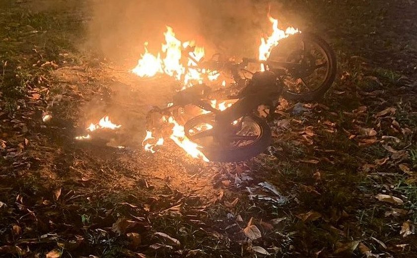 ﻿Suspeito de assalto é espancado por populares e tem moto incendiada, em Maceió