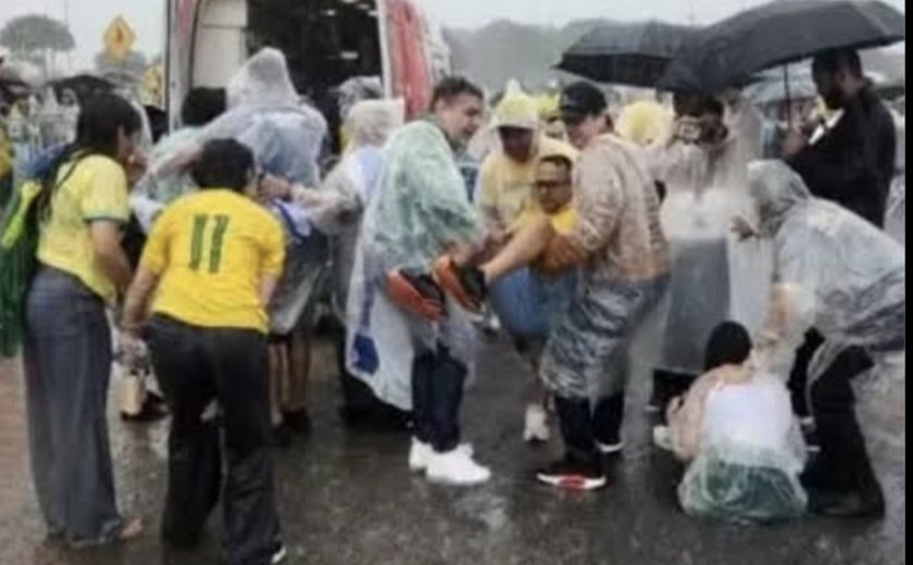 Raio atinge praça onde acontecia ato de Nikolas Ferreira em Brasília, 34 ficaram feridos