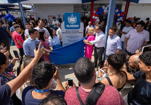 Governo de Alagoas autoriza construção de 300 unidades habitacionais e entrega escola no Pilar