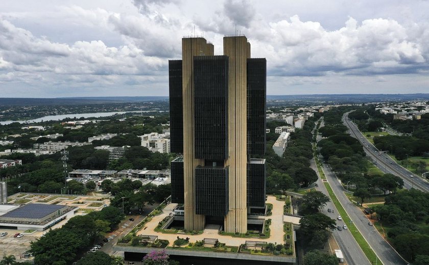 Pandemia e crise hídrica fizeram inflação estourar meta, diz BC