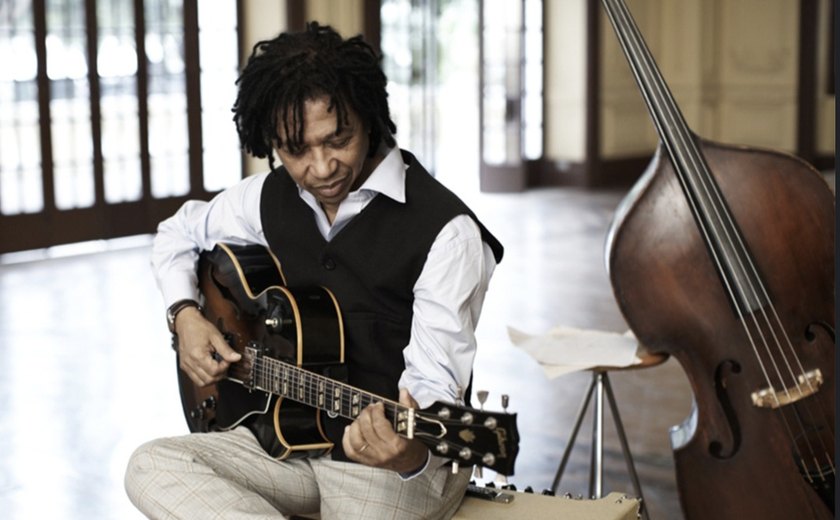 Djavan celebra 50 anos de carreira com turnê nacional que encerra em Maceió