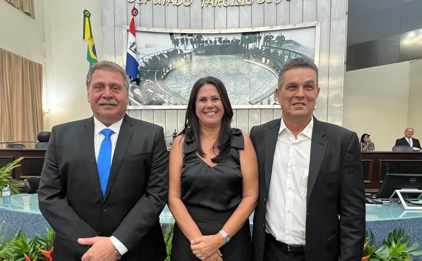 Prefeito de Branquinha prestigia posse do deputado estadual Remi Calheiros