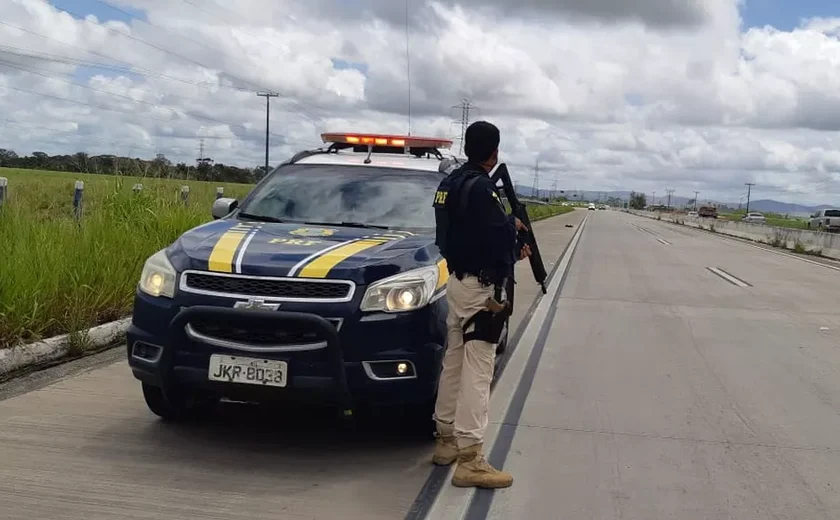 Dois foragidos da Justiça são presos pela PRF por receptação, porte ilegal de arma e tráfico em Rio Largo/AL