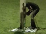 Ex-vereador denuncia criminoso destruindo poste de iluminação no Novo Jardim