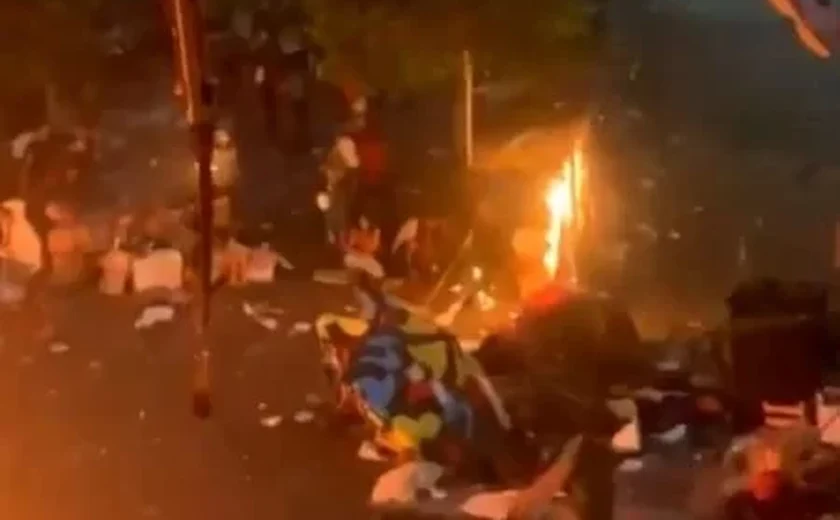 Usuários de drogas ateiam fogo na Cracolândia após abordagem policial