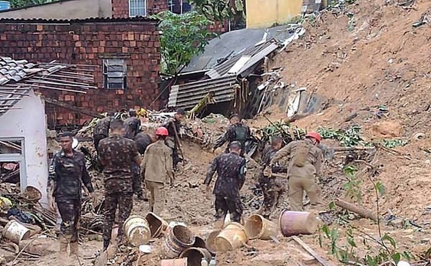 Chega a 100 o número de mortos pelas chuvas em Pernambuco