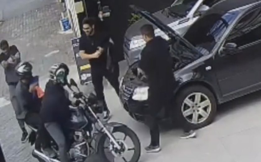 Policial de folga confunde brincadeira com assalto e baleia dois funcionários em SP