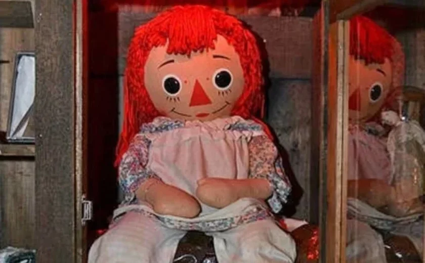 Com oração e água benta, boneca Annabelle original é trocada de caixa