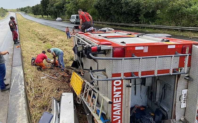 Viatura do Corpo de Bombeiros de União, tomba a caminho de Joaquim Gomes