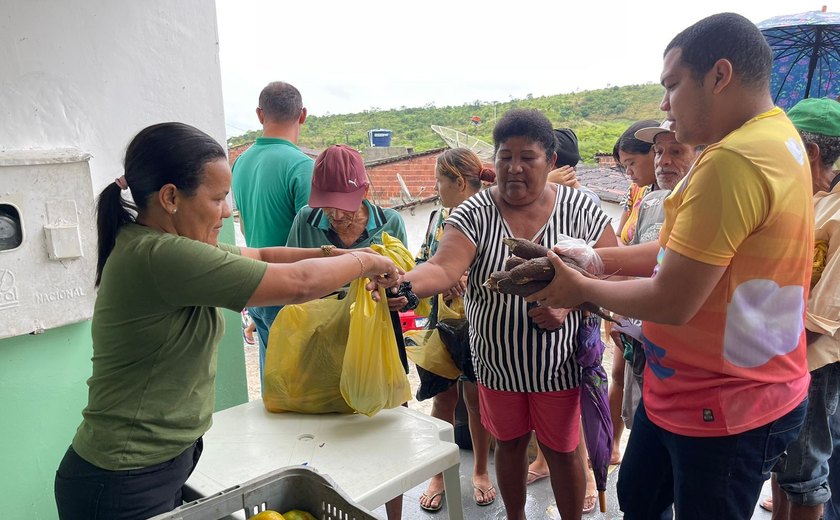 Beneficiários do Programa do Leite recebem itens da agricultura familiar, na Branquinha