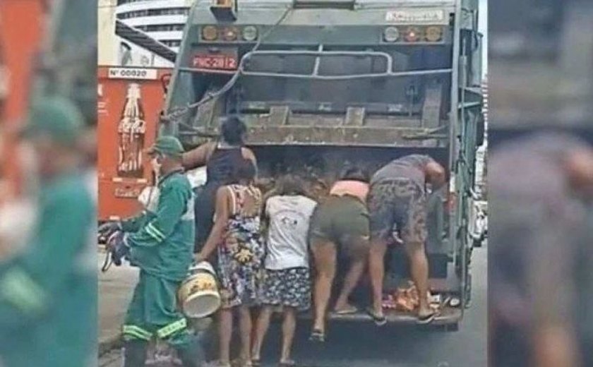 “Cenas como essa se repetem no Brasil todos os dias”, diz cientista social sobre busca de comida no lixo