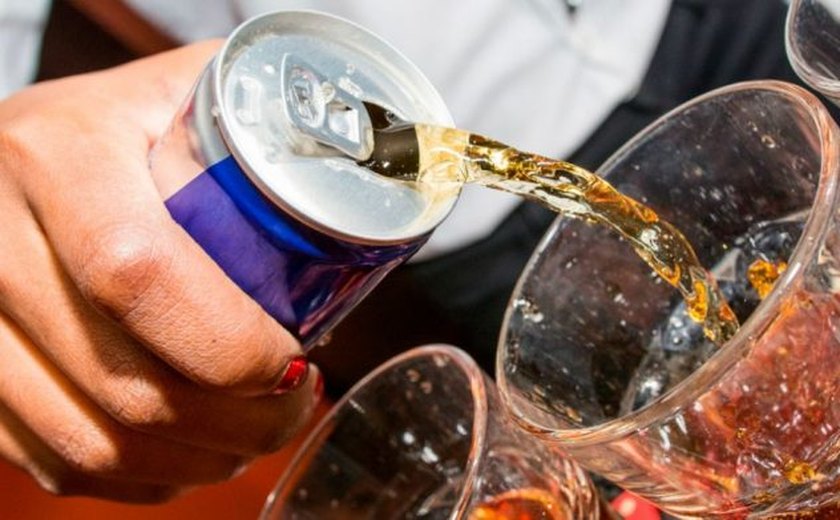 Sesau alerta sobre os riscos no consumo de energéticos misturados com bebidas alcoólicas