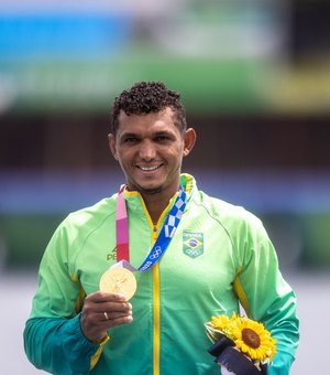 Isaquias Queiroz conquista ouro no C1 1000m