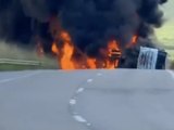 Caminhão-tanque tomba, pega fogo e interdita BR-101 em Alagoas