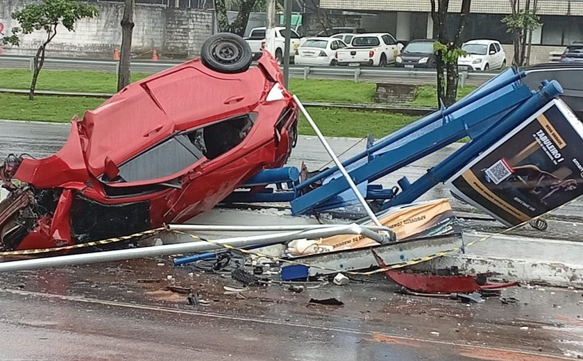 Motorista perde controle e carro capota, destruindo parada de ônibus na Avenida Durval de Góes Monteiro”