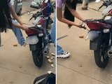 Adolescentes descobrem que namoram o mesmo homem e quebram moto