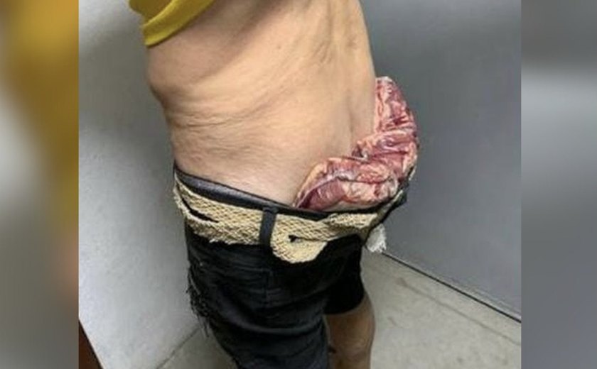 Homem de cinquenta anos rouba carne e esconde nas nádegas para não ser descoberto