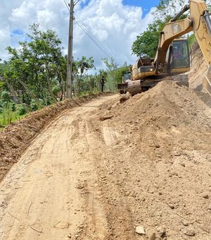 Prefeito Arthur Freitas acompanha início de mais uma obra de pavimentação