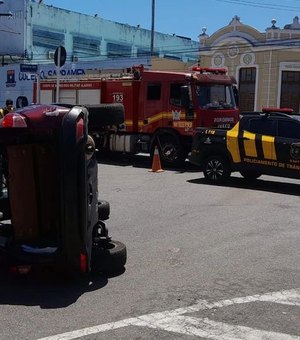 Veículo de passeio colide com táxi e capota no bairro do Farol