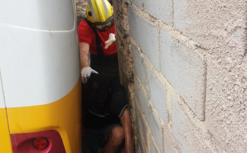 Homem fica ferido após ser empurrado contra muro por ônibus escolar e ficar imprensado