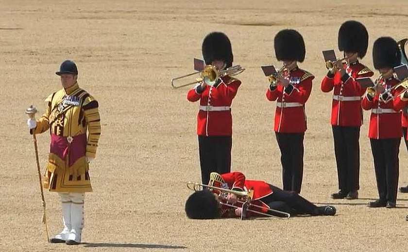 Guardas militares desmaiam por conta do calor em cerimônia com a presença do príncipe William