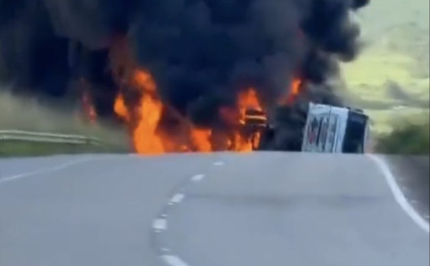 Caminhão-tanque tomba, pega fogo e interdita BR-101 em Alagoas