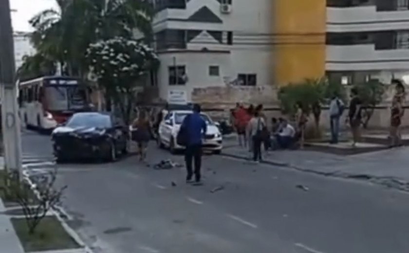 Acidente entre ônibus e carro destrói veículo e interdita cruzamento na Ponta Verde