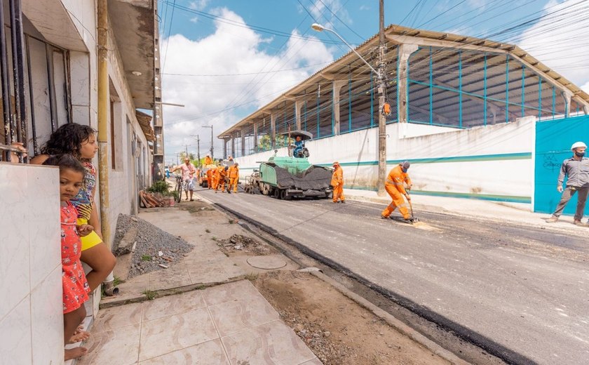 Mais de 200 mil pessoas ganharam asfalto novo em sua rua