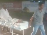 Vídeo: Cansado de esperar por transporte, filho leva mãe para casa em maca