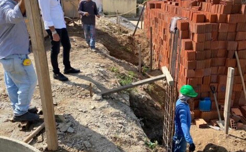 Prefeito de Santana do Mundaú vistoria obras do Centro Municipal de Educação Infantil Vivendo a Infância