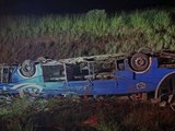 Ônibus com trabalhadores rurais tomba e deixa seis mortos, São Paulo