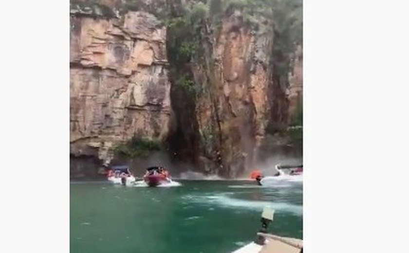 Vídeo mostra desabamento de rocha sobre barcos de turistas em Capitólio, MG; 2 mortes confirmadas